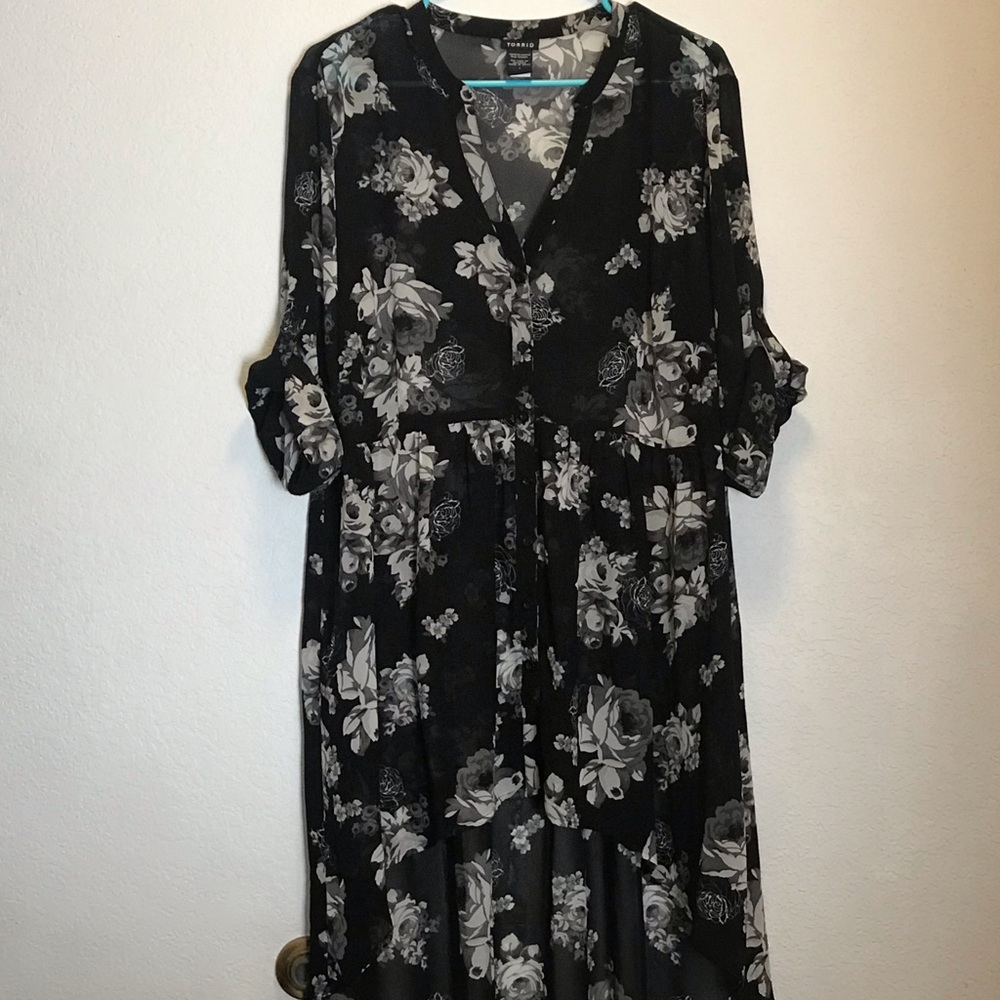 Torrid black and white rose tunic size 1